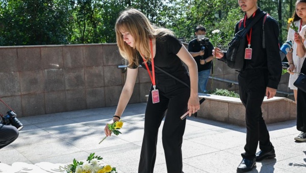 WWII bond lives on as U.S. students pay tribute to Flying Tiger rescued by Chinese people