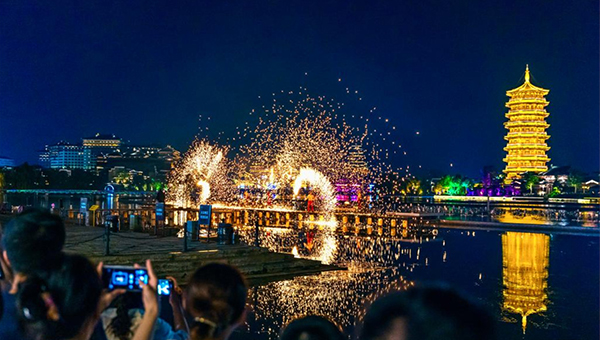 Scorching heat fuels China's booming nighttime tourism